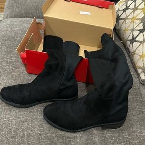 Women’s size 8 boots never worn